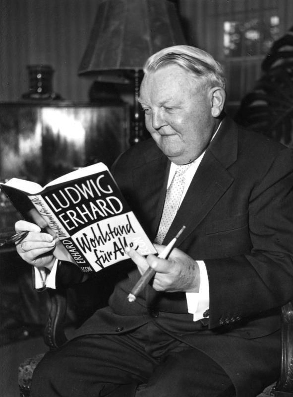 Der erste Moment mit dem eigenen neuen Buch: So freudvoll sollte er sein. Die Zigarre ist optional. Der deutsche Wirtschaftsminister Ludwig Erhard 1957 mit seinem gerade erschienenen Buch «Wohlstand für alle». 